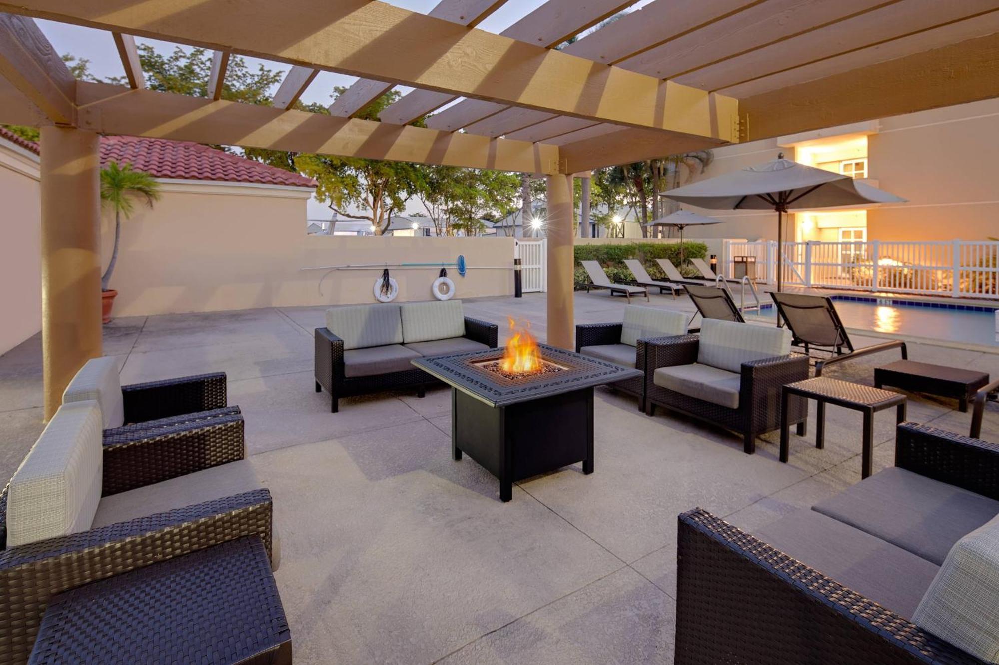 Courtyard By Marriott Fort Lauderdale North/Cypress Creek Exterior photo